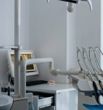 Czy chirurg stomatologiczny leczy urazy zębów i szczęki?