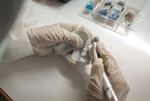 Jakie są rodzaje podścielenia protezy zębowej?