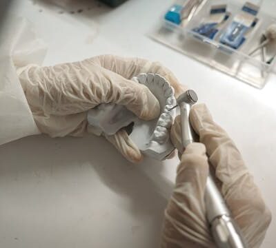 Jakie są rodzaje podścielenia protezy zębowej?