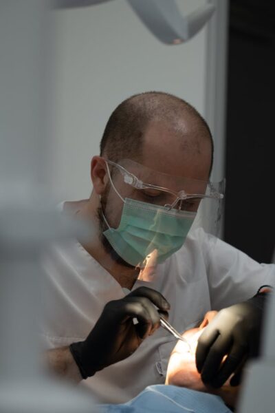 Czym wyróżniają się cyrkonowe implanty zębowe?