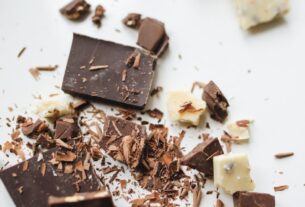 Temperówka do czekolady i młyn kulowy w procesie produkcji czekolady