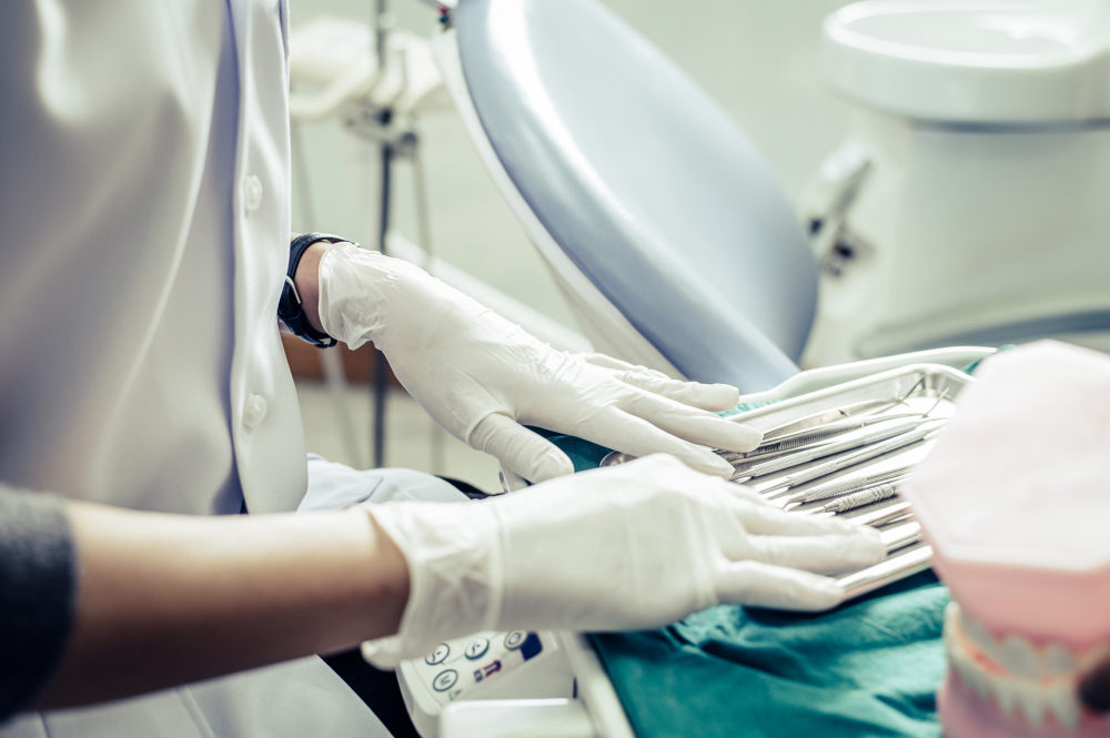Czy opuchlizna po wszczepieniu implantu zęba jest normalna?