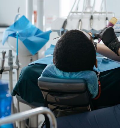 Jak periodontolog ocenia, czy ząb da się jeszcze uratować?