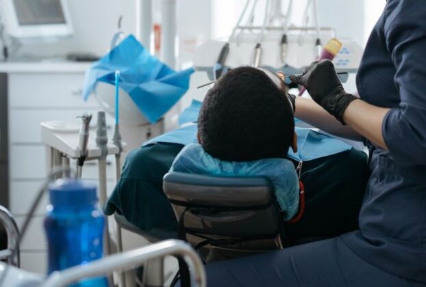 Jak periodontolog ocenia, czy ząb da się jeszcze uratować?