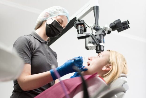 Czy chirurg dentysta wykonuje nacięcie ropnia zęba?