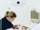 Jak wybrać dentystę do leczenia ubytków zębowych, jeśli zależy mi na estetycznym efekcie?