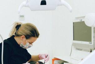 Jak wybrać dentystę do leczenia ubytków zębowych, jeśli zależy mi na estetycznym efekcie?