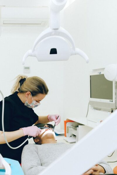 Jak wybrać dentystę do leczenia ubytków zębowych, jeśli zależy mi na estetycznym efekcie?