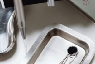 Jak prawidłowo myć i czyścić implant zęba?