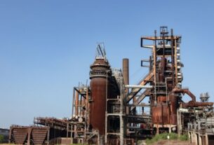 Węglik krzemu czy stal trudnościeralna – co lepiej sprawdzi się przy materiałach sypkich?