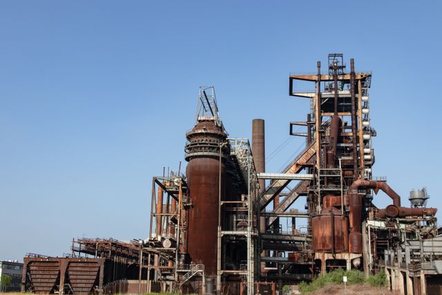 Węglik krzemu czy stal trudnościeralna – co lepiej sprawdzi się przy materiałach sypkich?