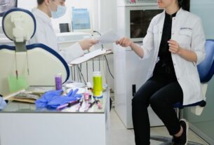 Obrzęk po wszczepieniu implantu – jak długo może się utrzymywać?