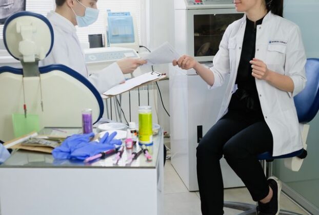 Obrzęk po wszczepieniu implantu – jak długo może się utrzymywać?